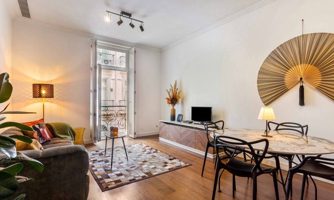 Chiado Wohnung | Amazing 2 bedroom, 2 bathrooms apartment in the heart Lisbon Chiado city center