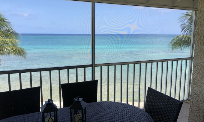 Seven Mile Beach Eigentumswohnung | Erstaunliche Aussicht ... Atemberaubende 3 Schlafzimmer Dachgeschosswohnung direkt am Wasser ...