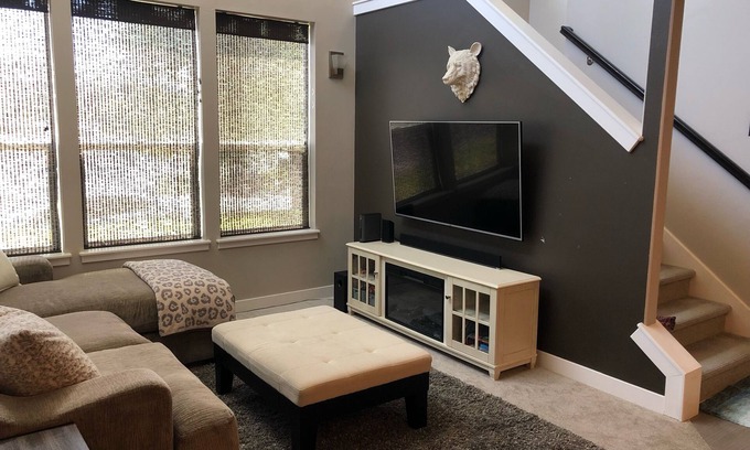 Farmington Haus | Amazing 3Bed Townhome in Farmington, Located minutes from Lagoon