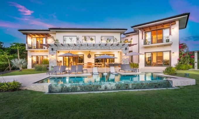 Tamarindo Haus | Amazing Beach Villa on the golf course of Hacienda Pinilla