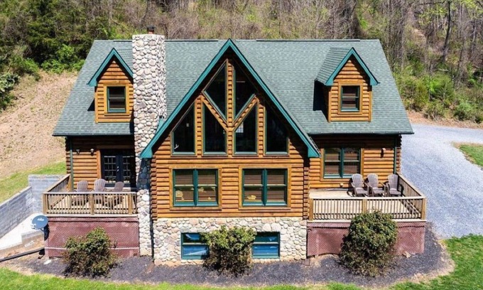 Luray Kabine | Amazing Grace log cabin home with 3 bedrooms, WiFi and AC in breathtaking Luray