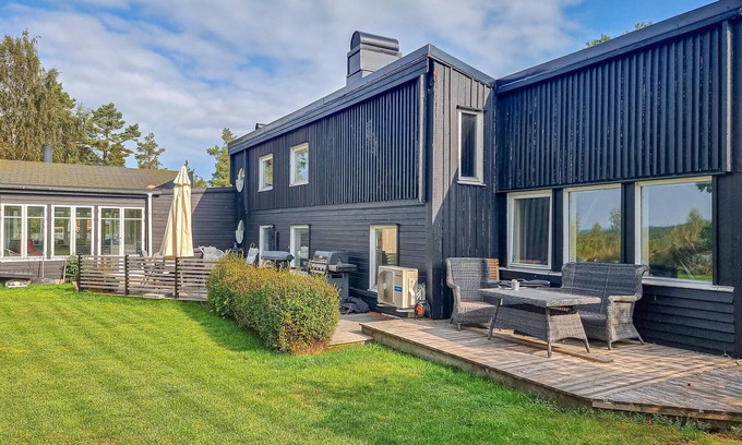 Mellerud O Haus | Amazing home in Köpmannebro