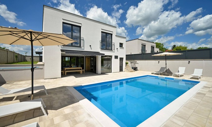 Veliko Trojstvo Haus | Amazing home in Maglenca with sauna