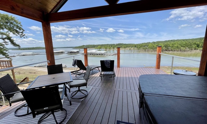 Cookson Kabine | AMAZING LAKE VIEWS DOUBLE DECK WITH HOT TUB AND 2 PORCH SWINGS