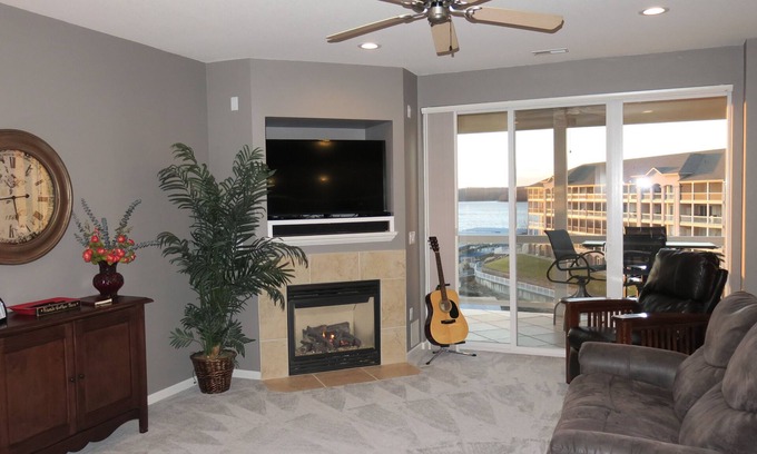 Osage Beach Eigentumswohnung | Eigentumswohnung am Wasser mit Blick auf die oberste Etage, ebenerdig, keine Treppe vom Parkplatz entfernt