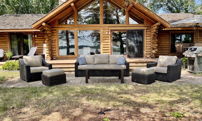 Stacy Kabine | Amazing Log Cabin less than 40 Miles from Twin Cities with large Hot Tub!!