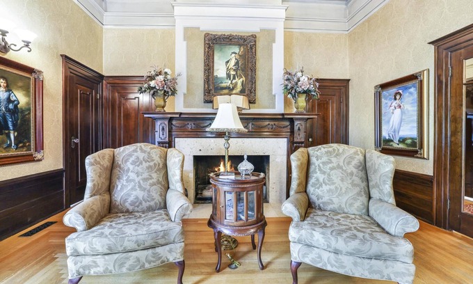 Gooding Haus | Amazing, luxurious, historic home in downtown Gooding, close to EVERYTHING!