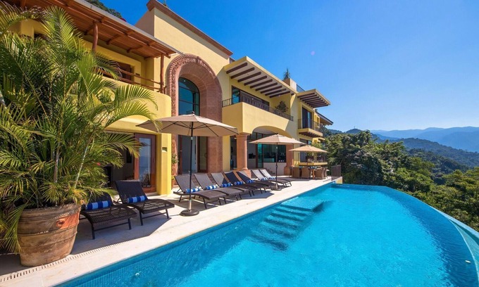 Conchas Chinas Villa | ERSTAUNLICHE OCEAN VIEWS HILLSIDE VILLA - 7BD