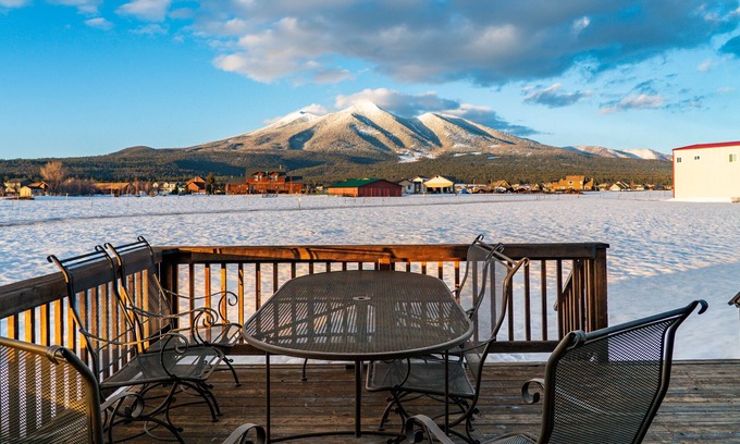 Baderville Haus | Amazing San Francisco Peak mountain views & Snowbowl minutes away from Suzette Lane