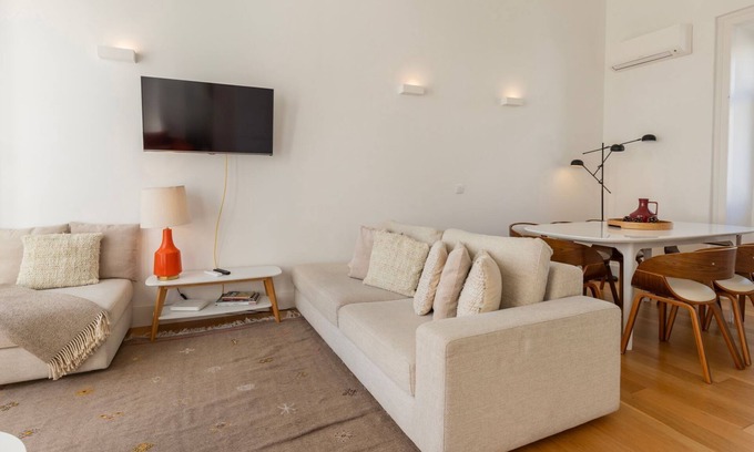 Santa Engracia Wohnung | Amazing Terrace River View Apartment by LovelyStay
