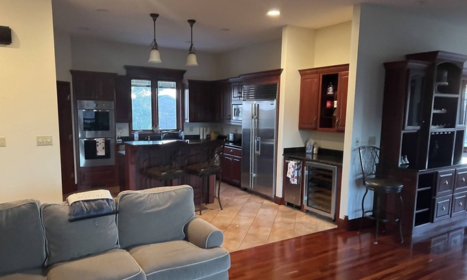 Stockton Haus | Amazing views - 2 King/ 3 Queen 6400 sq ft house 12 Minutes from town and lake