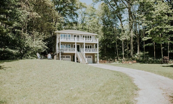 Montague Haus | Private Einstellung mit Blick auf White Lake / Channel, leicht zu Fuß zum Lake Michigan!