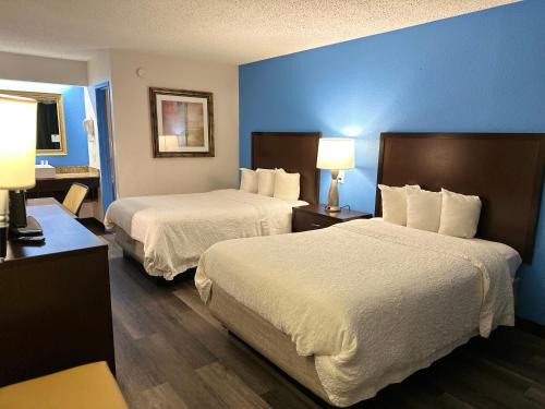 Flint Hotel | American Inn & Suites Bishop Airport Flint