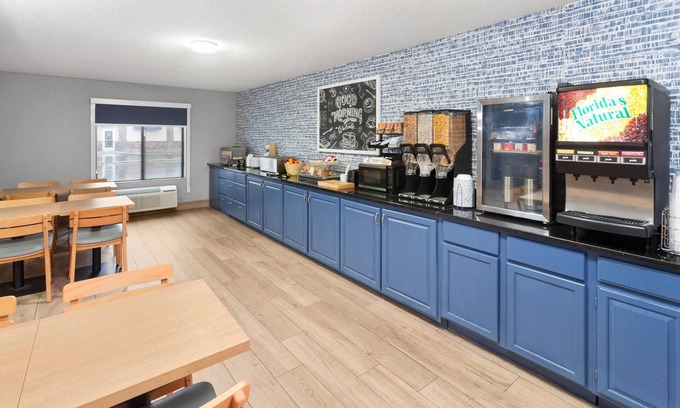 Reedsburg Hotel | AmericInn by Wyndham Reedsburg