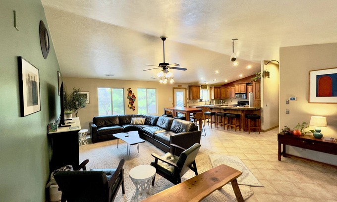 Zion National Park South Entrance Wohnung | ERSTAUNLICHE Aussichten und Lage! Im Herzen der Stadt. Große 3 Zim 2 Bad schläft 8 ++