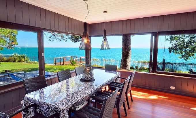 Amity Point Haus | An Awe-Inspiring Waterfront Retreat
