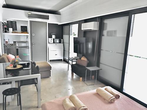 Nea Ionia Wohnung | An En-suite with a Queen bed and a kitchenette