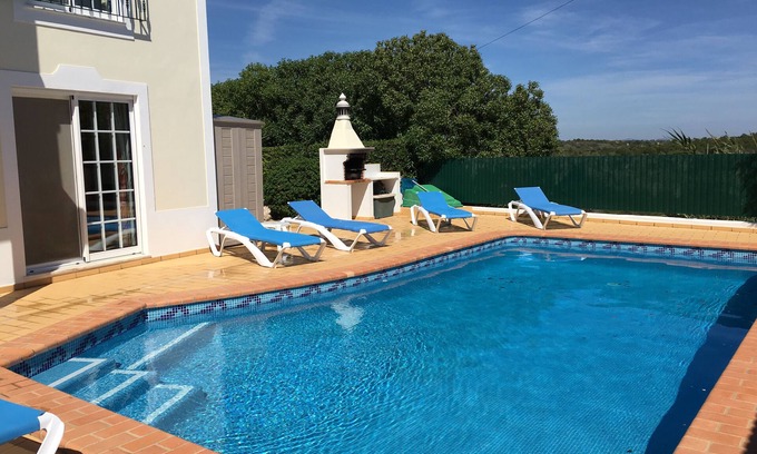 Ferragudo Villa | Eine beeindruckende Villa mit privatem Pool, Klimaanlage, weitläufigen Gärten und kostenfreiem WLAN