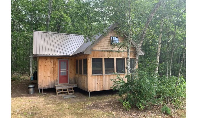 Waldoboro Kabine | An off-grid comfy cabin in a quiet corner of a midcoast organic farm