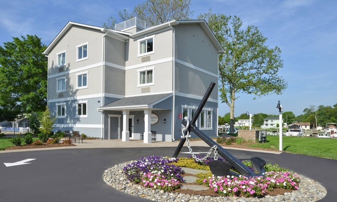 Deale Hotel | Anchored Inn at Hidden Harbour Marina