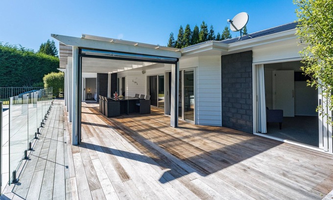 Acacia Bay Haus | And Relax with pool and wifi