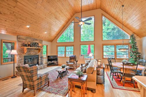 Andrews Haus | Andrews Cabin with Game Room and Covered Porch!
