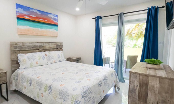 Bodden Town Wohnung | Andy's Inn 2 Bamboo Studio Suite - Charming Studio with beach access