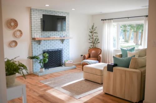 Annapolis Villa | Annapolis Charm Waterfront Getaway Near USNA - FISH & CRAB from your PRIVATE PIER!