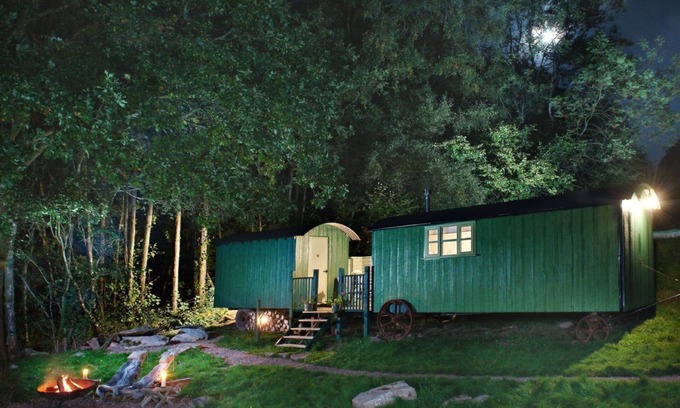 Tintern Kabine | Anne's Hütte bietet einen romantischen Rückzugsort für zwei Personen in zwei miteinander verbundenen Hirtenhütten mit Terrassenbereich