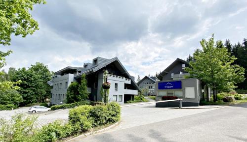 Harrachov Wohnung | Apartmán Resident A001 - BEZBARIÉROVÝ Apartmán ideální pro rodiny s dětmi, v těsné blízkosti Anenského údolí, bobové dráhy, Ski areálů, Ski školy, FREE PARKING, FREE WIFI, výhled do zahrady s posezením na terase, dětské hřiště v areálu
