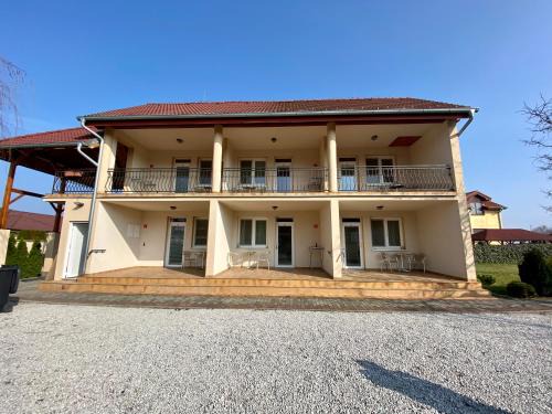 Velky Meder Haus | Apartmánový dom Flóra