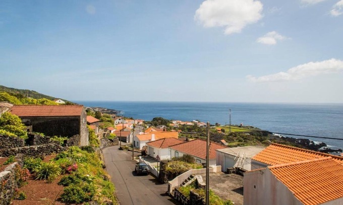 Calheta de Nesquim Wohnung | Apartment 'Casa Da Vigia T2' with Sea View, Private Garden and Wi-Fi