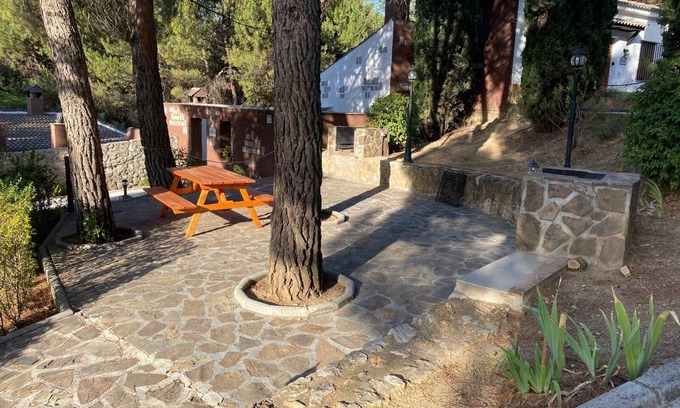 Huetor Santillan Wohnung | Ferienwohnung 'Casa Rural Luís' mit Bergblick, Gemeinschaftspool und Wi-Fi