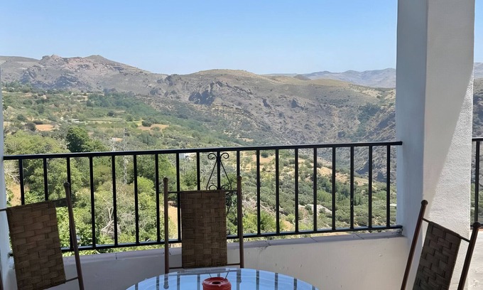 Pitres Wohnung | Apartment 'Chaparra Pitres Apart Atalbéitar' with Mountain Views, Shared Pool and Wi-Fi