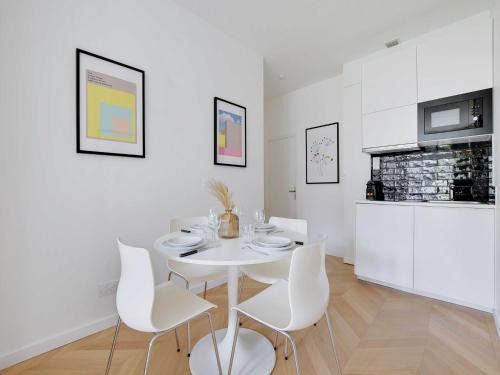 Centre Wohnung | Apartment for 4 person in Nanterre