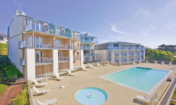 Audierne Wohnung | Geräumige Wohnung mit schönem Pool und Meerblick