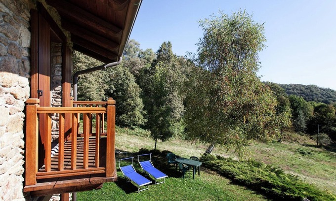 Netro Wohnung | Apartment in Netro with Balcony and Views