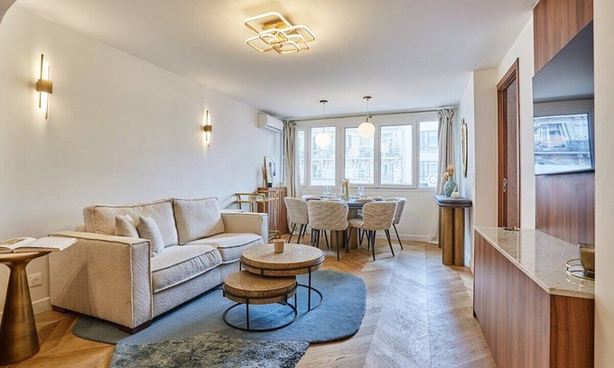 Saint-Vincent-de-Paul Wohnung | Apartment in the Center of Paris
