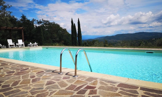 Barberino di Mugello Wohnung | Apartment 'Il Noce' with Shared Pool, Wi-Fi and Air Conditioning