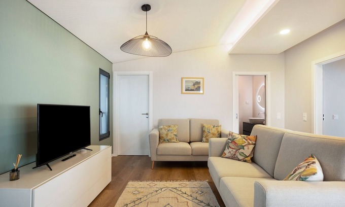Prazeres Wohnung | Ferienwohnung 'Referta Apartamento T1' mit Meerblick, privater Terrasse und WLAN