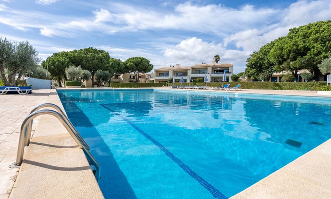 Montes de Alvor Wohnung | Ferienwohnung 'The Triple House' mit Gemeinschaftspool, privater Terrasse und Wi-Fi