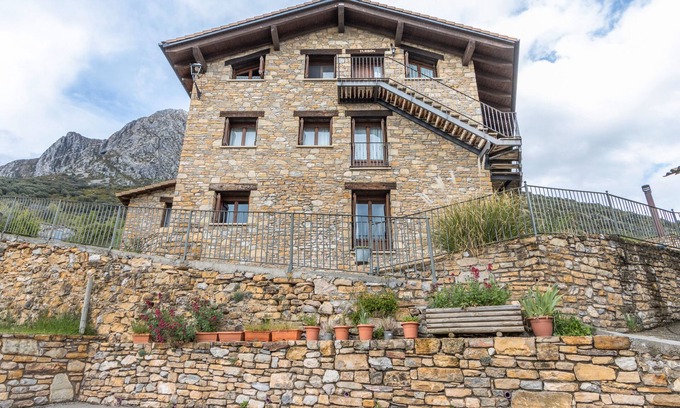 Valle de Lierp Wohnung | Ferienwohnung 'Turbón' mit Bergblick, Gemeinschaftsgarten und Wi-Fi