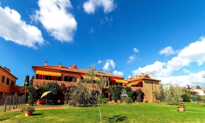 Sughera Wohnung | Wohnung mit Klimaanlage, W-LAN, Pool, TV, Veranda, Panoramablick, Parkplatz, bei San Gimignano