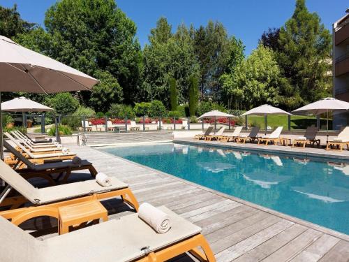 Ferney-Voltaire Wohnung | Apartment with view of swimming pool