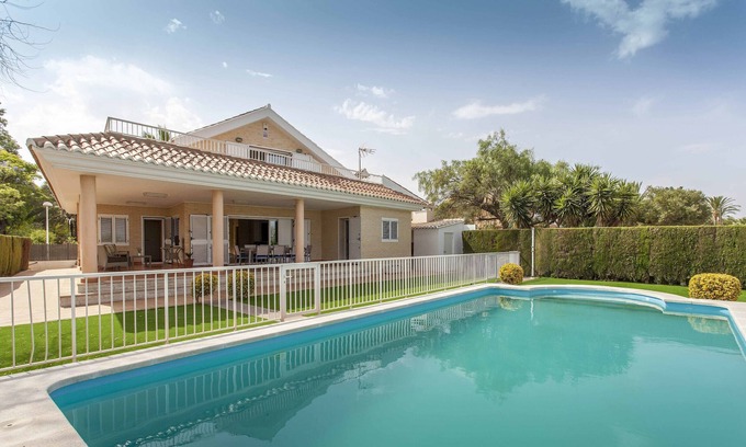 Almarda Skihütte | ApartUP Canet Beachfront Home