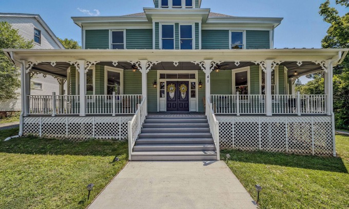 Berkeley Springs Bed & Breakfast | Appalachian Suite In Town!- The Grand Castalian Inn B&B