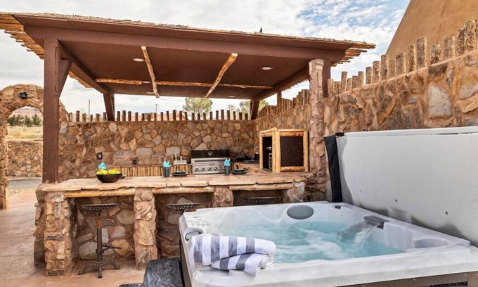 Virgin Wohnmobilvermietung | Appaloosa Tipi w/ 1 King Bed, 2 Futons, Outdoor Kitchen and Hot Tub