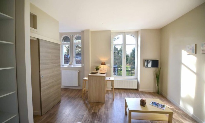 Besancon Wohnung | Studio Courbet-Apartment-Deluxe-Ensuite Dusche-Parkblick
