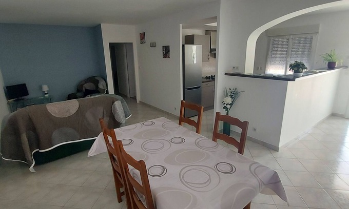 Montreal-la-Cluse Wohnung | Appartement T3 Dans une Maison Individuelle