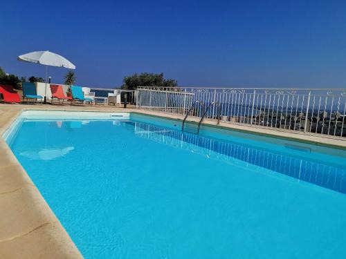 Bastia Wohnung | Appartement Vue Mer à Bastia, terrasse et piscine privée.